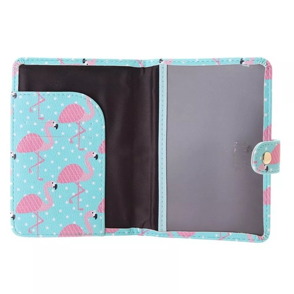 🌟 Host Pick 🌟Flamingo passport holder. - Picture 2 of 4
